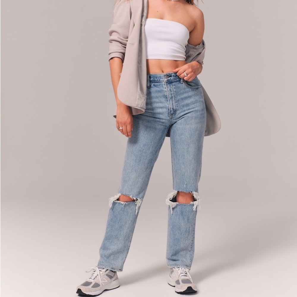 Abercrombie Ultra High Rise 90s Straight Jean Color: Light Ripped Wash 29R NWT